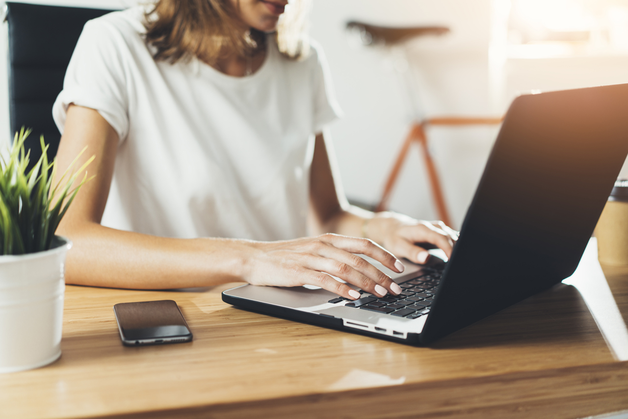 mujer trabajando en laptop